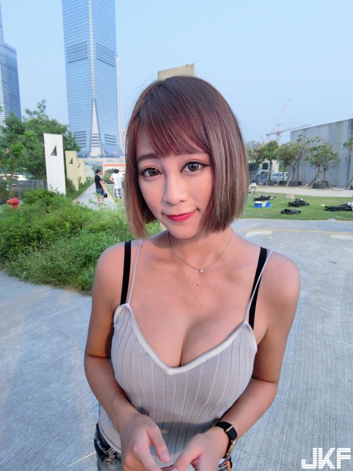 有像！火辣正妹被封「台版明日花綺羅」！躺床倒奶露出飽滿美乳！