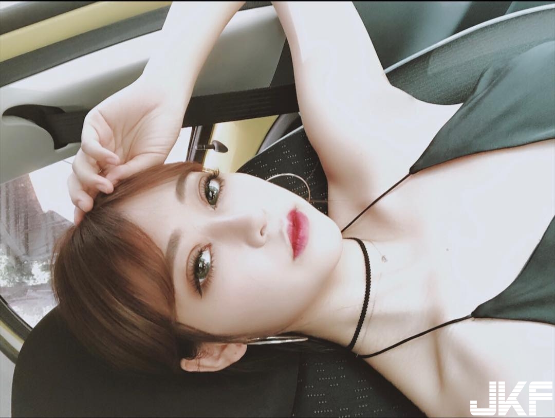 有像！火辣正妹被封「台版明日花綺羅」！躺床倒奶露出飽滿美乳！