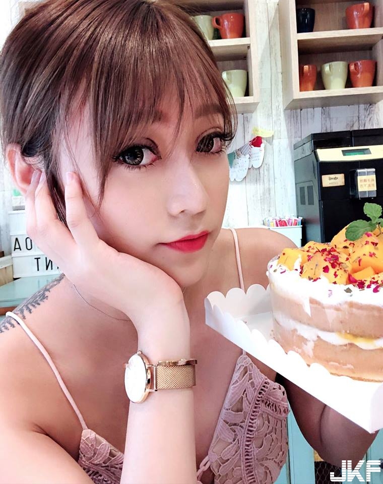 有像！火辣正妹被封「台版明日花綺羅」！躺床倒奶露出飽滿美乳！