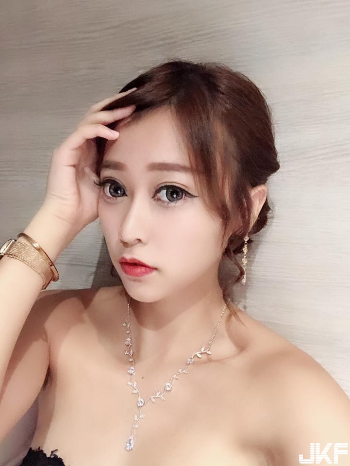 有像！火辣正妹被封「台版明日花綺羅」！躺床倒奶露出飽滿美乳！
