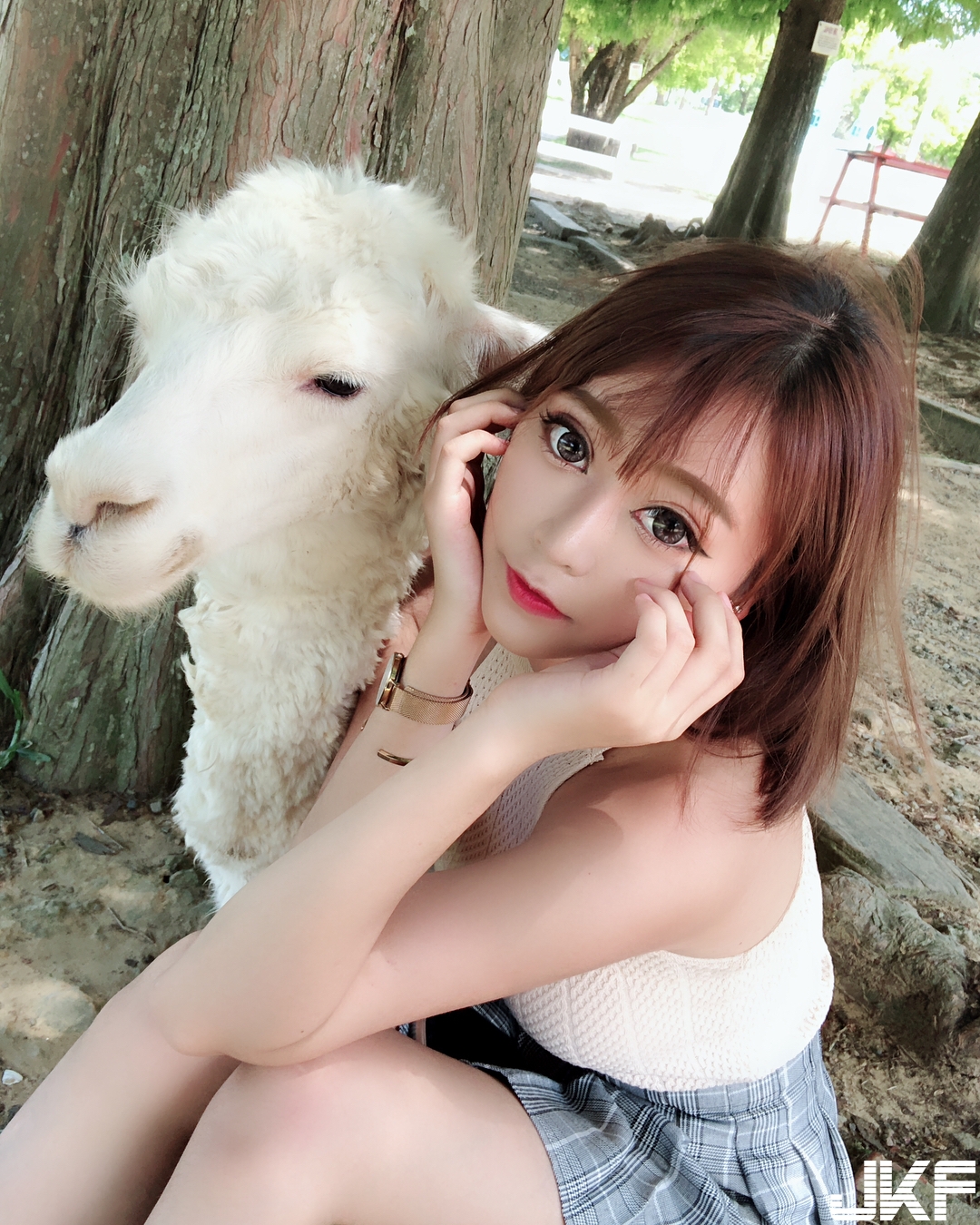 有像！火辣正妹被封「台版明日花綺羅」！躺床倒奶露出飽滿美乳！