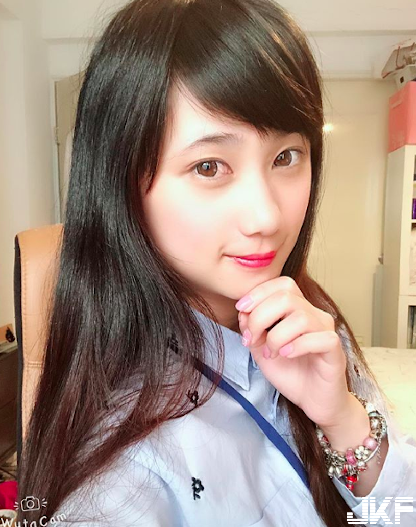好辣！正妹大馬路自拍「巨乳爆出青筋」，經過的駕駛都看暈了！