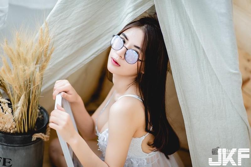 「大奶小隻馬女友」的週末日常！清涼睡衣下「豐滿肉肉」倒出！想陪她在家待整天啊！