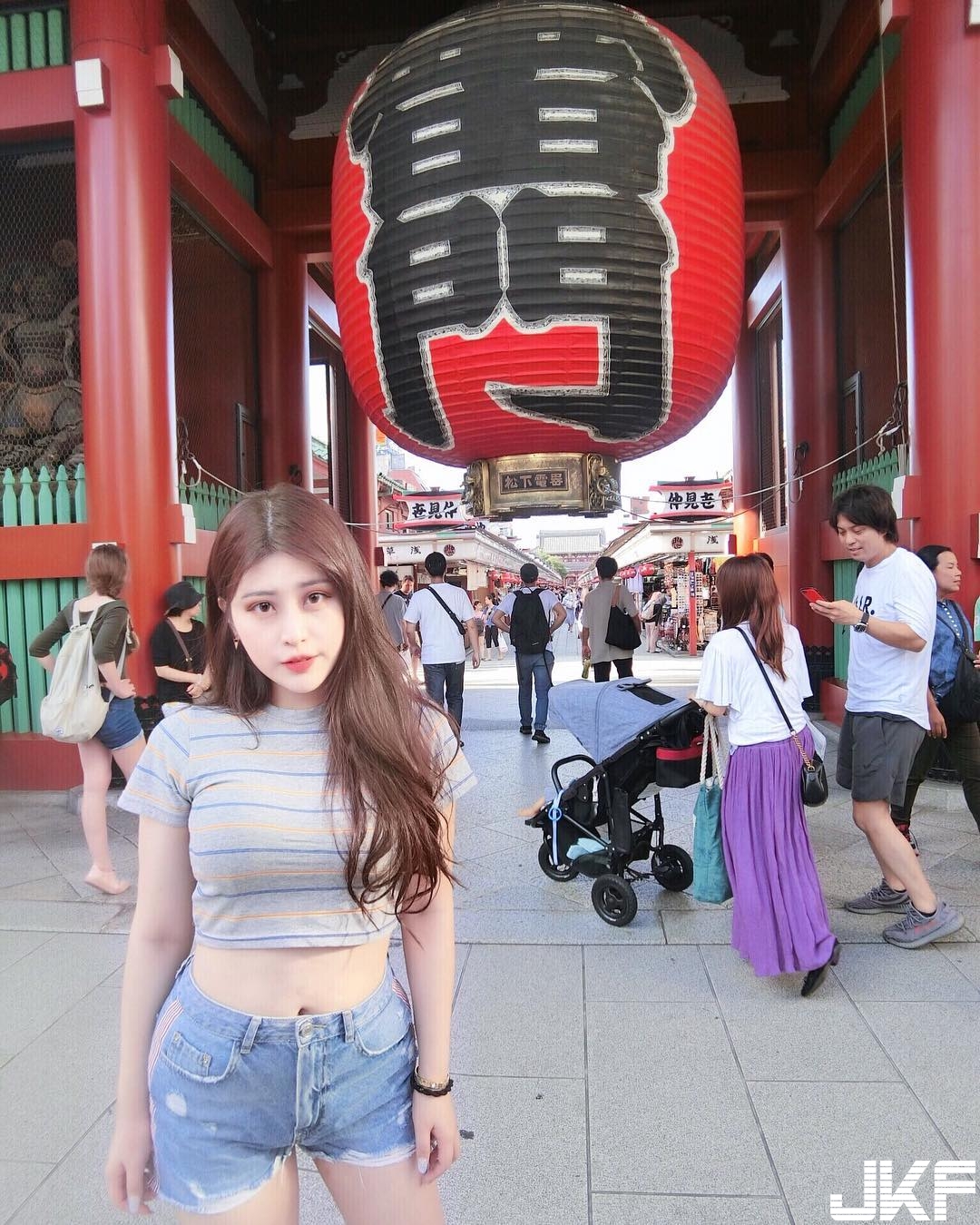 巨乳妹子低胸炸奶！巨型彈力「椒乳床墊」太舒服　狗狗直接睡翻！