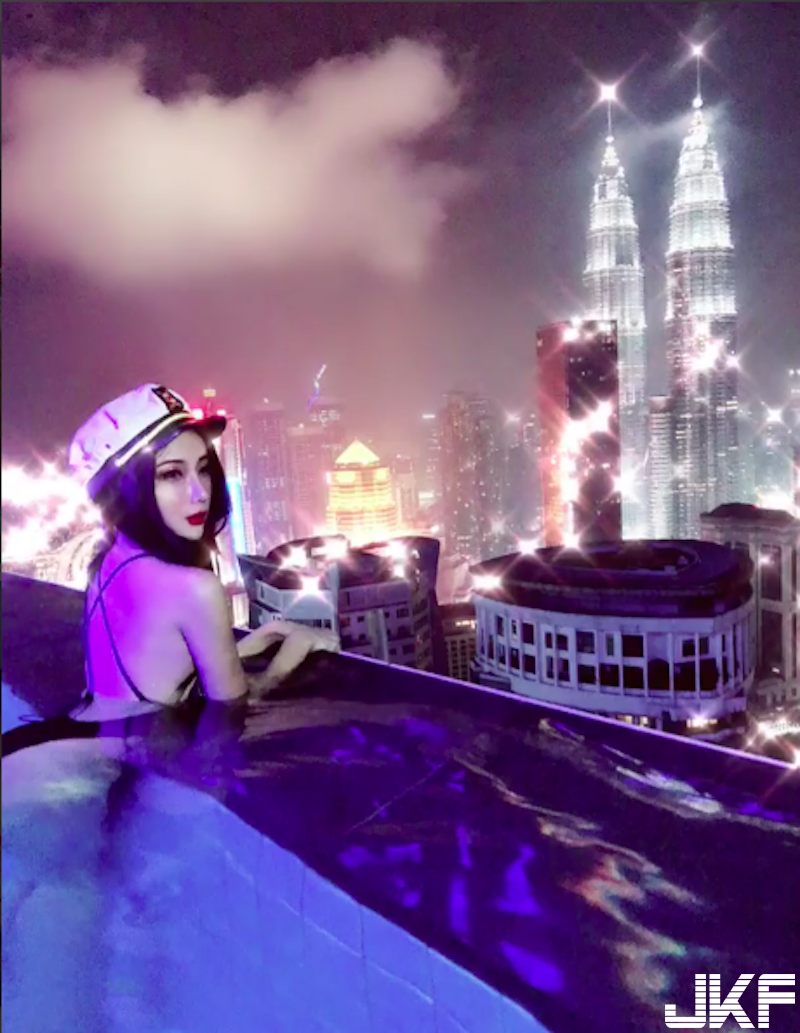 包不住了！「巨乳小隻馬」攻擊力太強大！「飽滿美胸」全方位露出好兇猛！