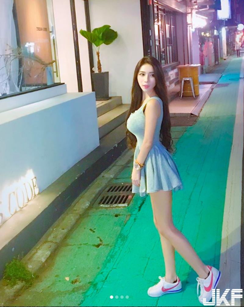 包不住了！「巨乳小隻馬」攻擊力太強大！「飽滿美胸」全方位露出好兇猛！