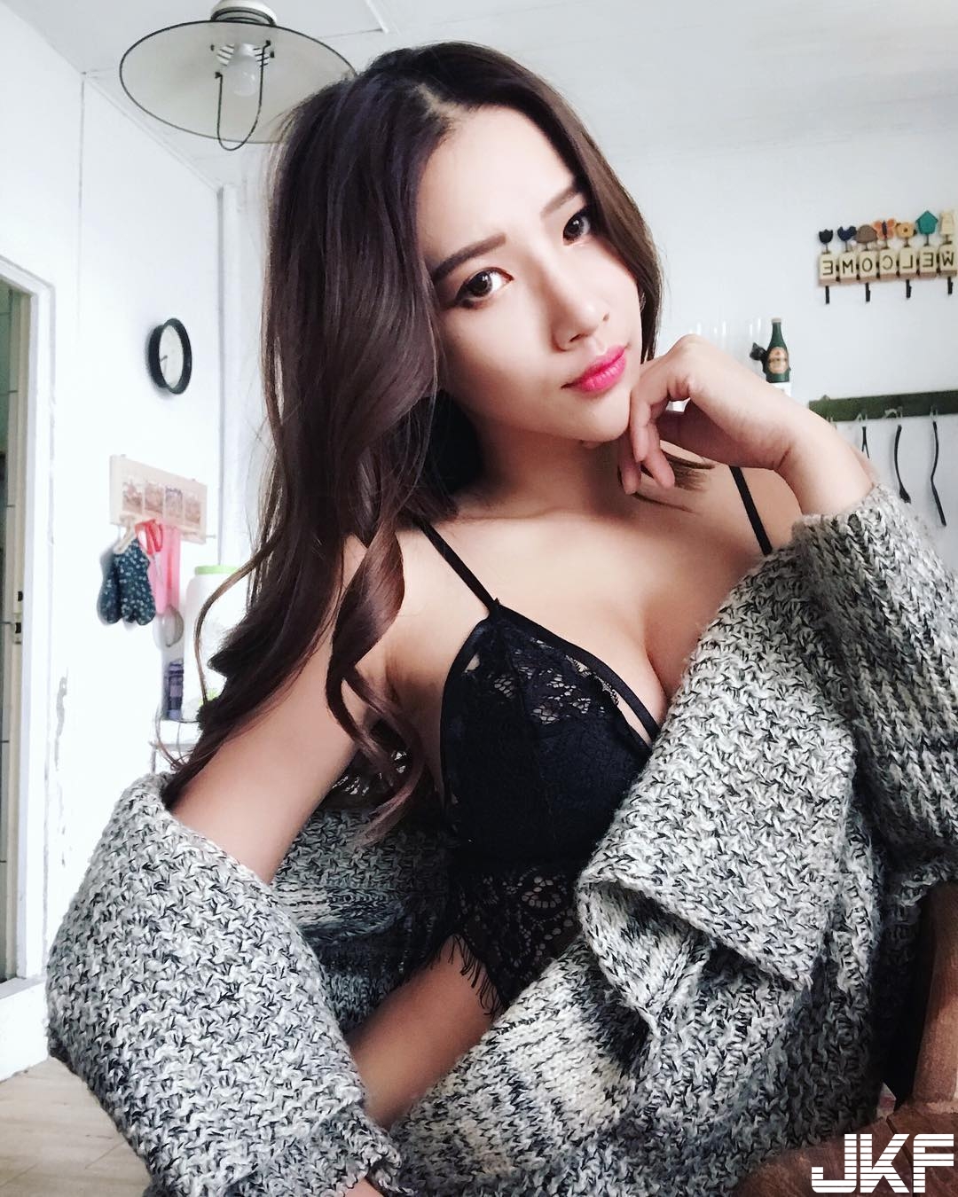 長腿「爆乳正妹」化身貓女還有小惡魔！用胸爆曲線問你想帶誰回家？