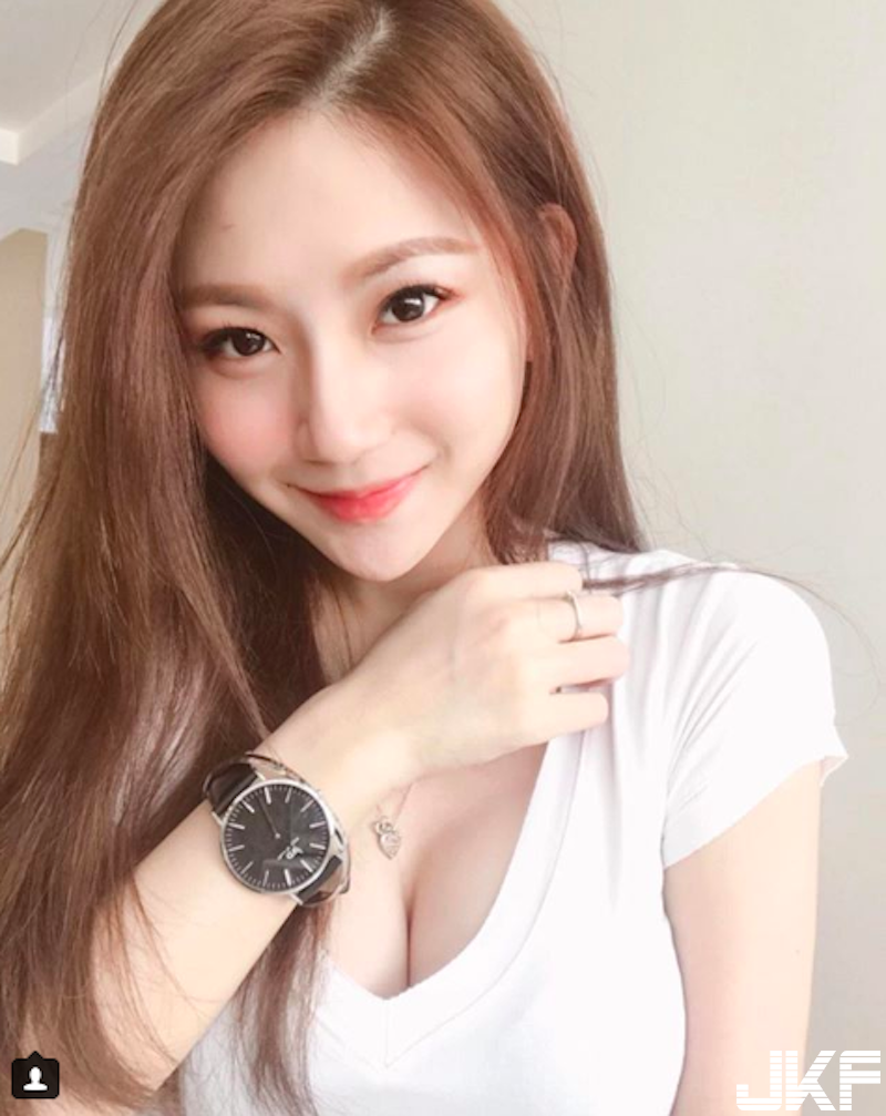 奶奶都生氣啦！「大奶妹子」雪白美乳爆筋！太巨大乳量泳裝都撐不住！
