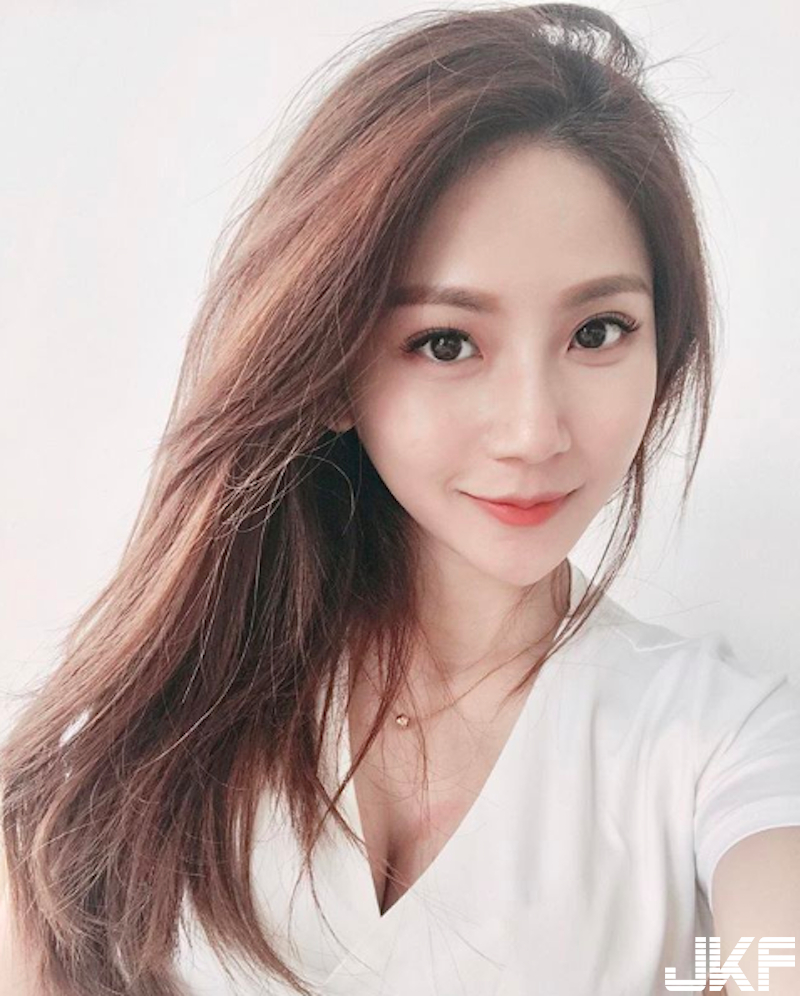 奶奶都生氣啦！「大奶妹子」雪白美乳爆筋！太巨大乳量泳裝都撐不住！