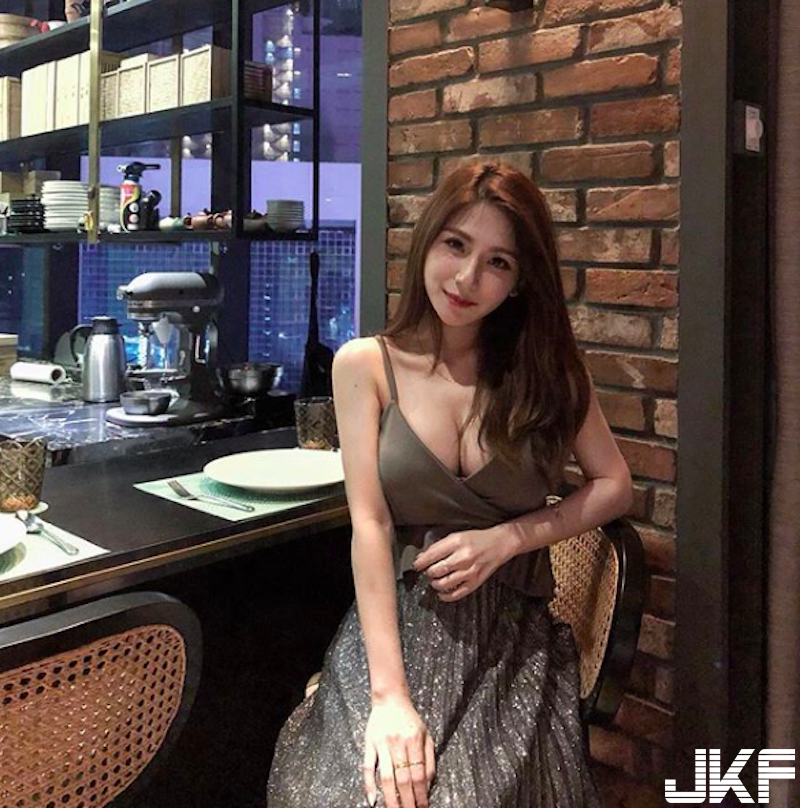 奶奶都生氣啦！「大奶妹子」雪白美乳爆筋！太巨大乳量泳裝都撐不住！