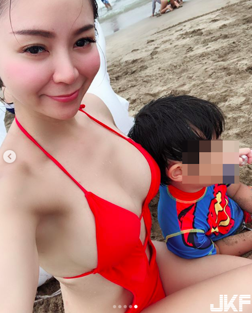 好猛！地方媽媽巨乳身材太OP！穿比基尼帶小孩：美乳蹦出了！