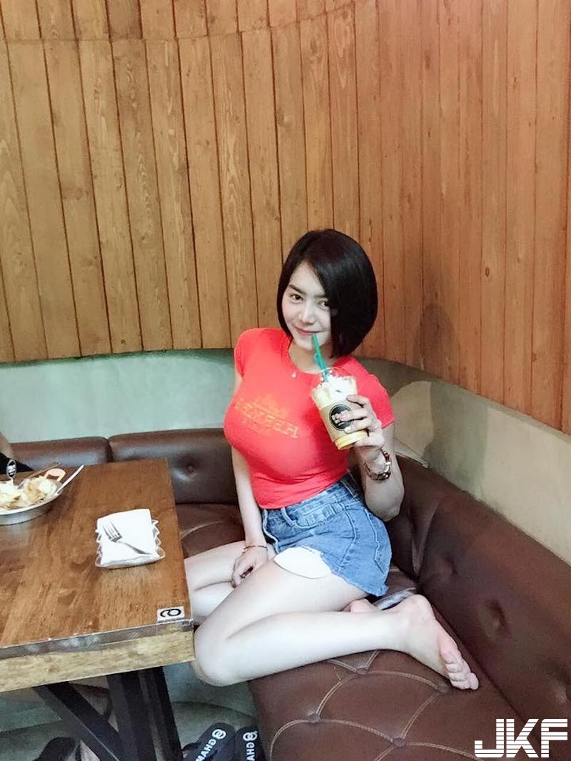 運動球鞋店驚見「爆奶試鞋妹」！低胸上衣美乳爆出！當麻豆時「巨乳兇猛」啊！