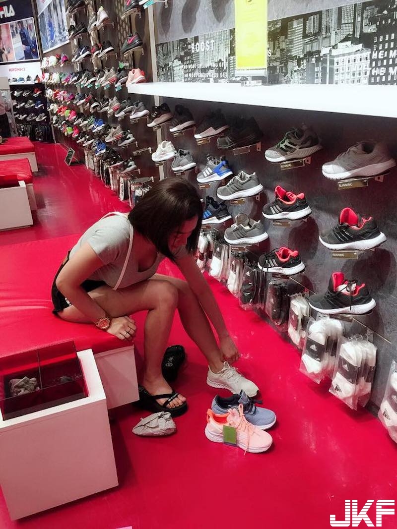 運動球鞋店驚見「爆奶試鞋妹」！低胸上衣美乳爆出！當麻豆時「巨乳兇猛」啊！