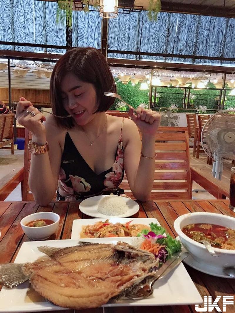 運動球鞋店驚見「爆奶試鞋妹」！低胸上衣美乳爆出！當麻豆時「巨乳兇猛」啊！