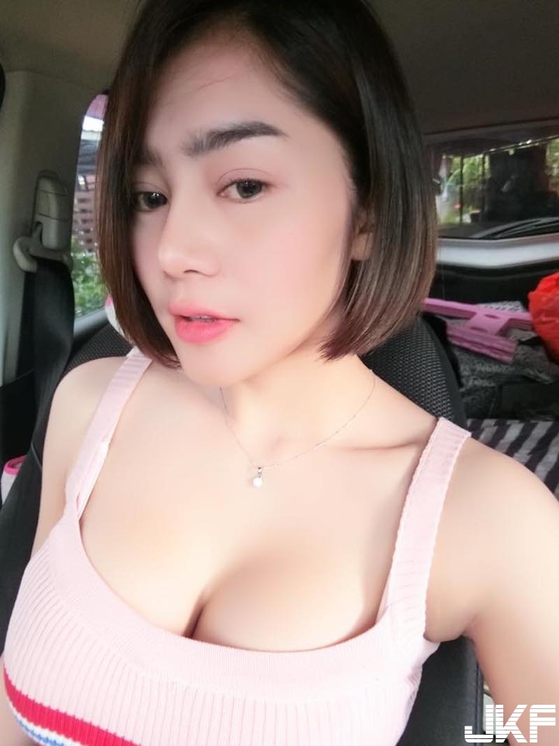 運動球鞋店驚見「爆奶試鞋妹」！低胸上衣美乳爆出！當麻豆時「巨乳兇猛」啊！