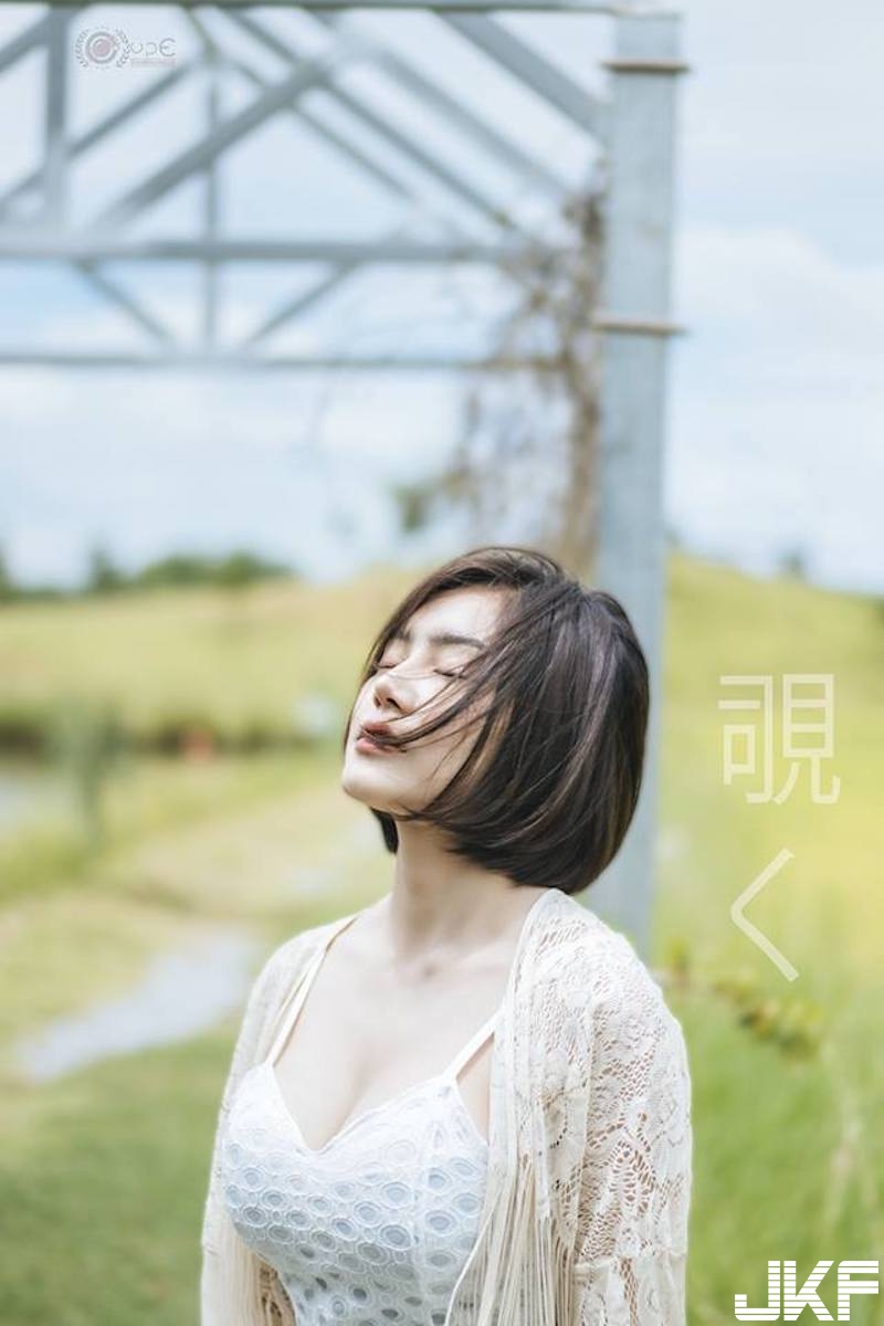 運動球鞋店驚見「爆奶試鞋妹」！低胸上衣美乳爆出！當麻豆時「巨乳兇猛」啊！