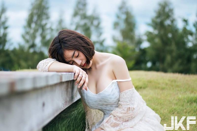 運動球鞋店驚見「爆奶試鞋妹」！低胸上衣美乳爆出！當麻豆時「巨乳兇猛」啊！
