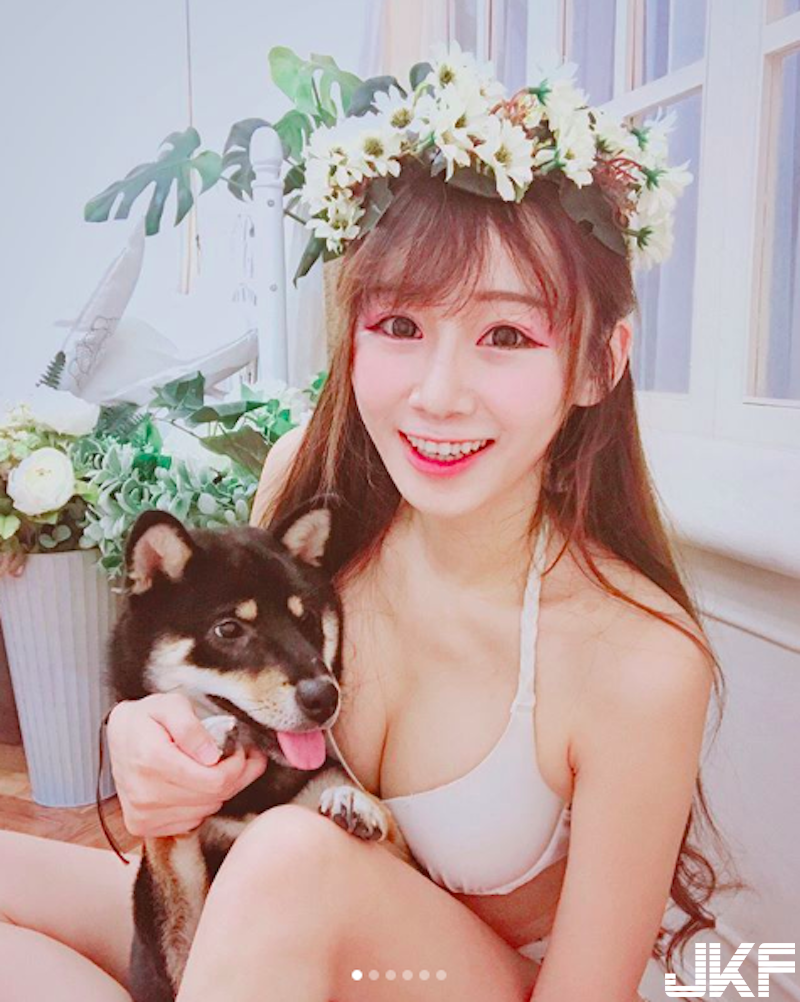【6upoker】「正妹咖啡店員」爆乳自拍！浴袍開中路彈出「渾圓奶球」！這拿鐵奶香很濃郁…