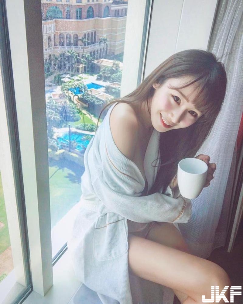 【6upoker】「正妹咖啡店員」爆乳自拍！浴袍開中路彈出「渾圓奶球」！這拿鐵奶香很濃郁…