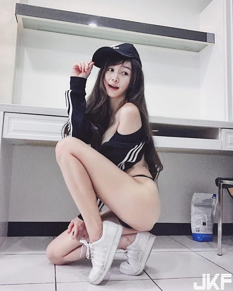 【6upoker】「正妹咖啡店員」爆乳自拍！浴袍開中路彈出「渾圓奶球」！這拿鐵奶香很濃郁…