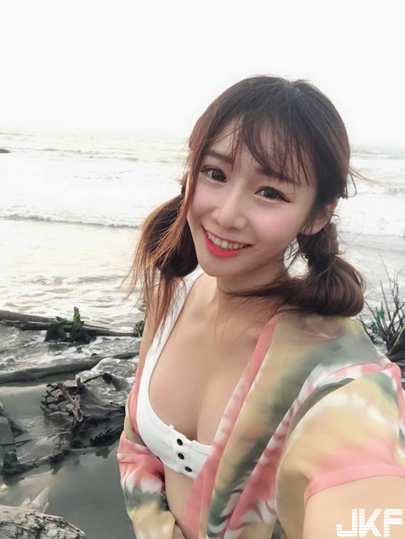 【6upoker】「正妹咖啡店員」爆乳自拍！浴袍開中路彈出「渾圓奶球」！這拿鐵奶香很濃郁…
