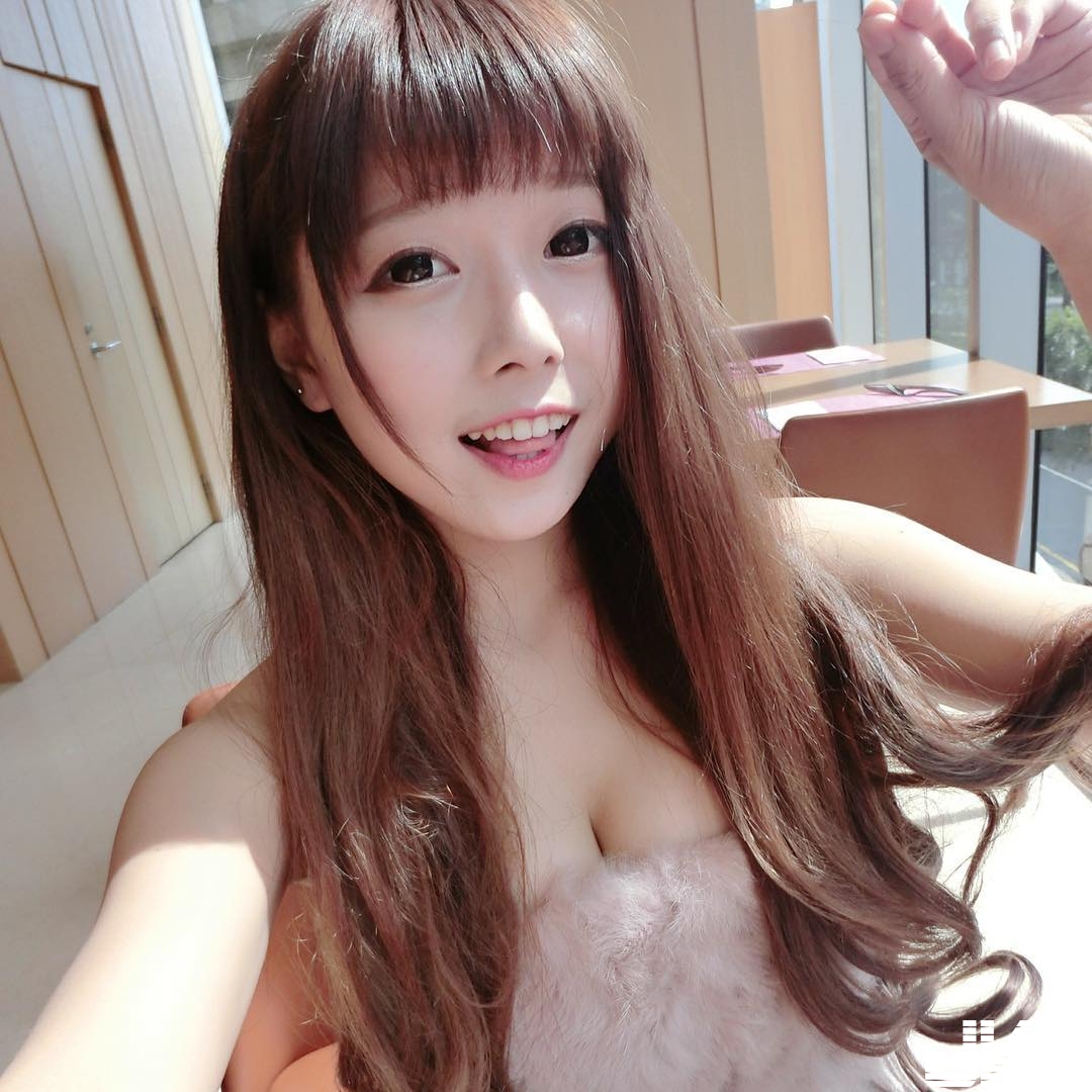 這樣太危險！「童顏巨乳妹」超甜美　低胸上衣讓「渾圓奶球」快掉出來！