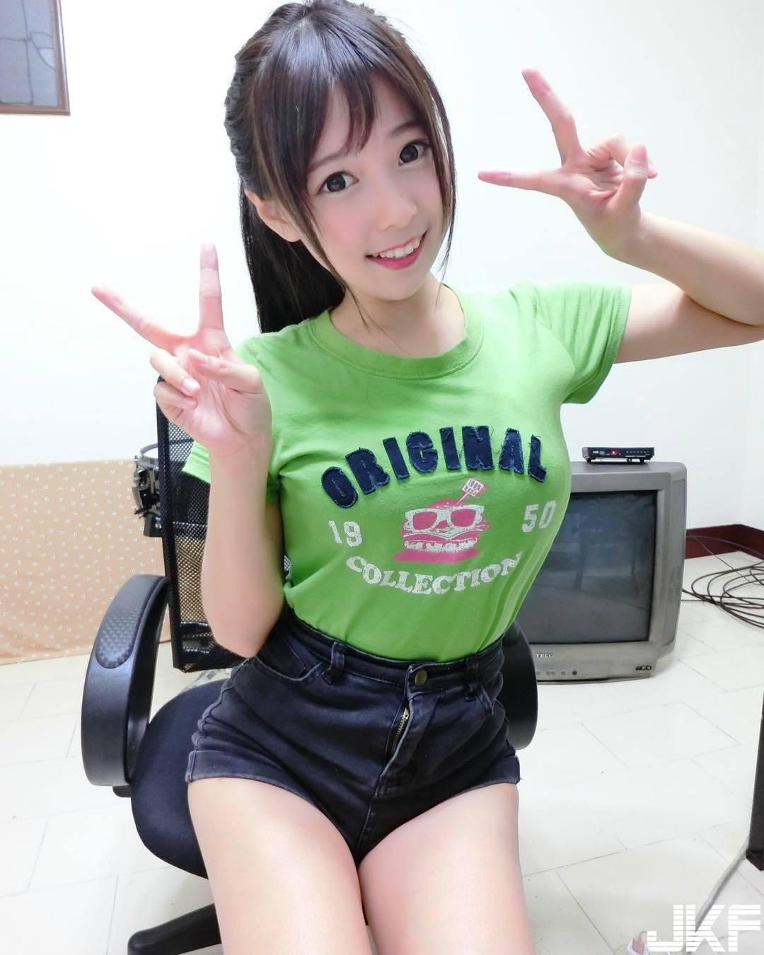 這樣太危險！「童顏巨乳妹」超甜美　低胸上衣讓「渾圓奶球」快掉出來！