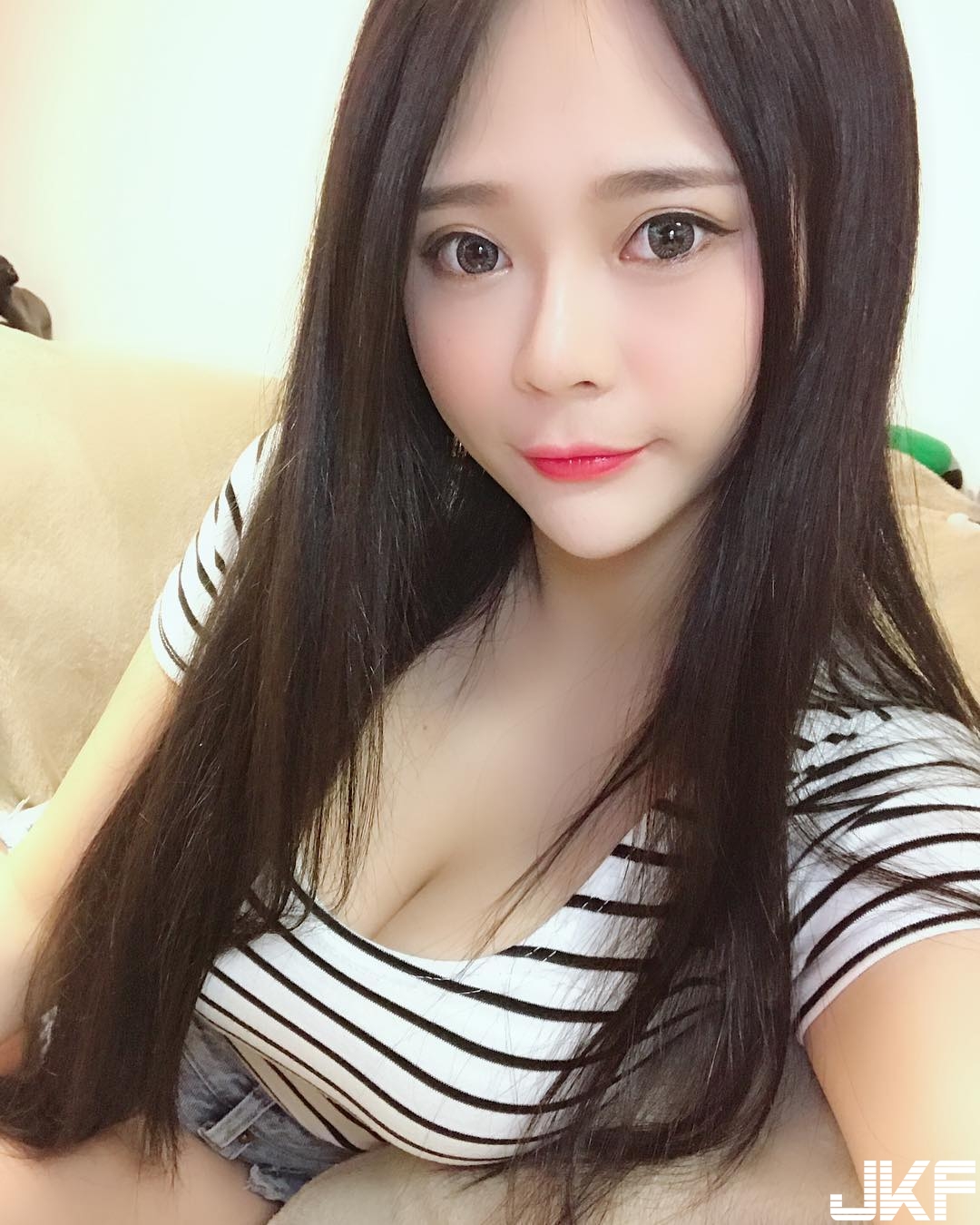夏了夏天！「豪乳妹子」奶量過人　一手掌握不住的大小太驚人！