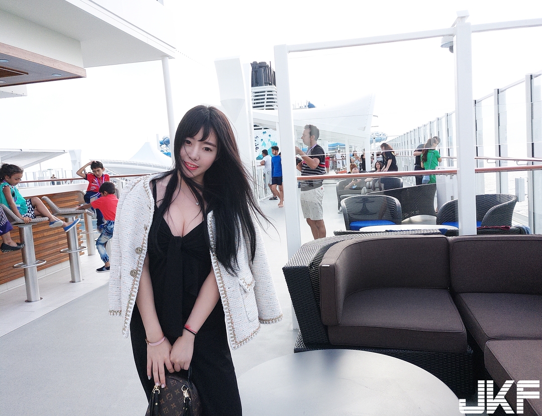 甜美「巨乳小隻馬」穿上開胸衣　渾圓飽滿「Ｇ級奶球」快要蹦出！