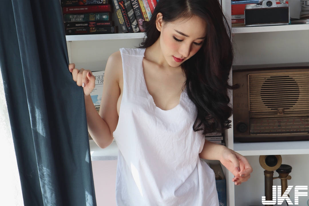 「巨乳妹子」浴巾滑落　白嫩乳球差點掉出！「極品蜜桃」緊夾小丁褲！