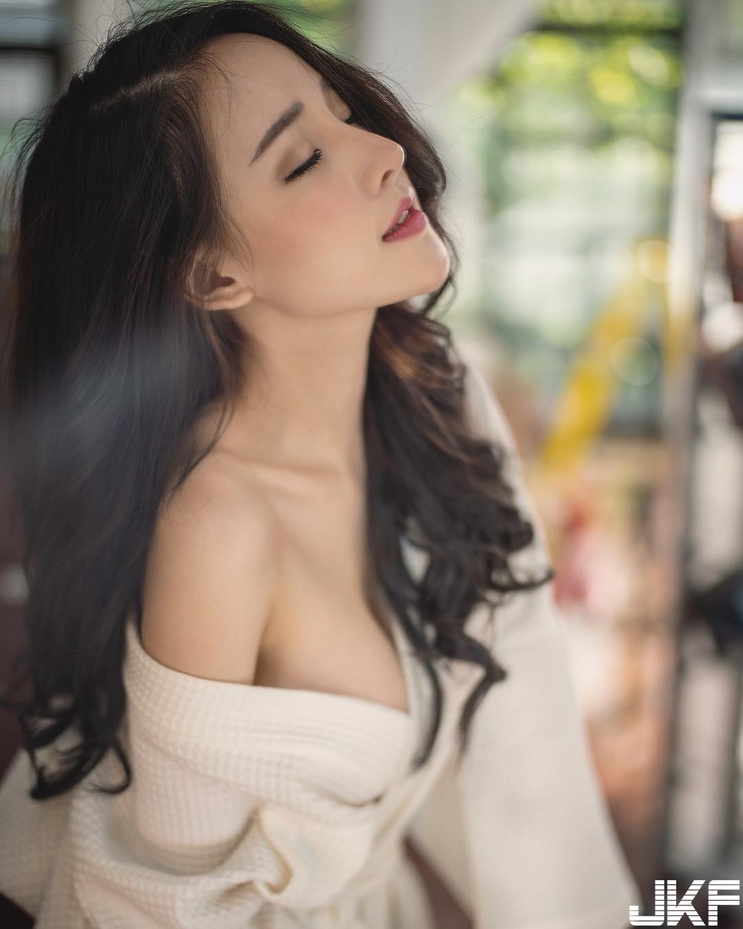 「巨乳妹子」浴巾滑落　白嫩乳球差點掉出！「極品蜜桃」緊夾小丁褲！