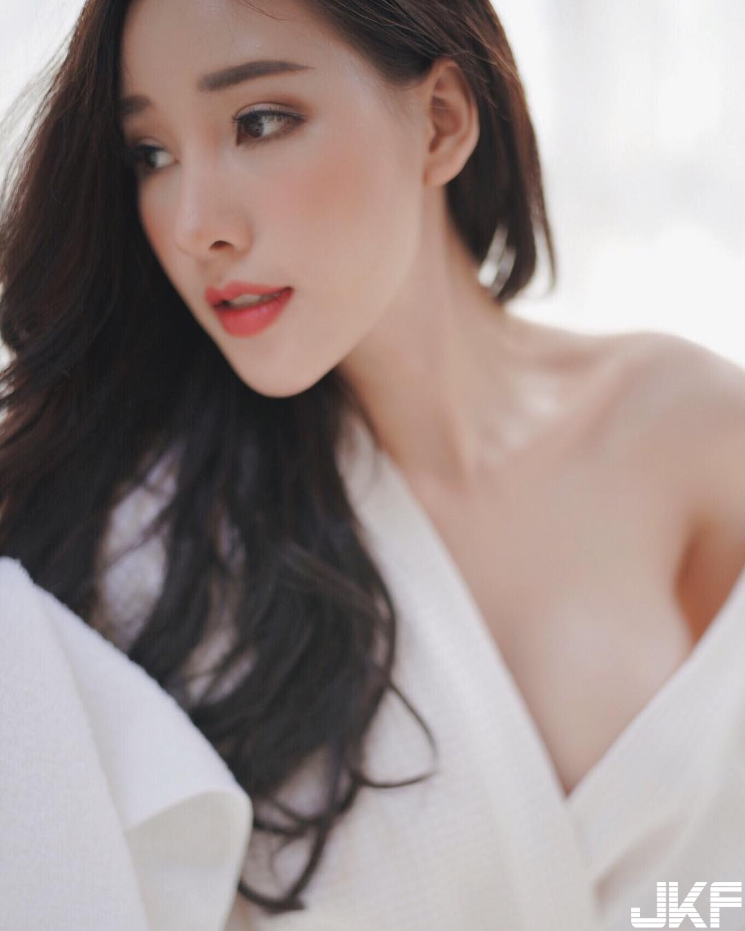 「巨乳妹子」浴巾滑落　白嫩乳球差點掉出！「極品蜜桃」緊夾小丁褲！