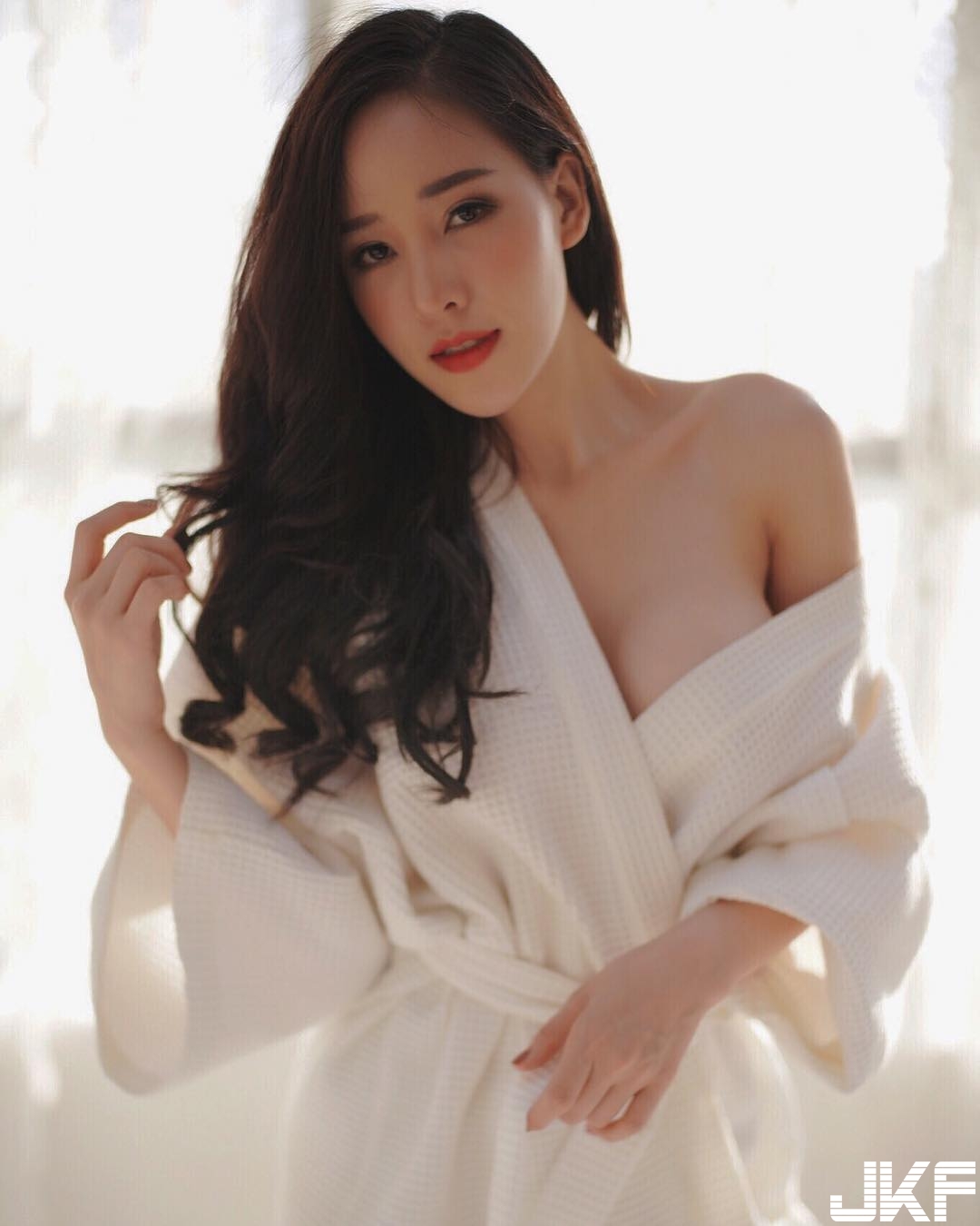 「巨乳妹子」浴巾滑落　白嫩乳球差點掉出！「極品蜜桃」緊夾小丁褲！
