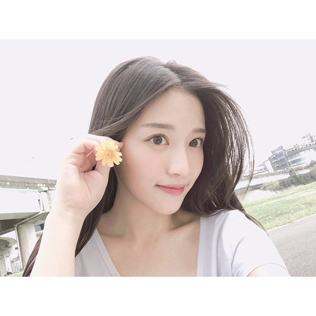 好久不見「北一女神」蔡瑞雪！機場捕捉超美長腿照，嫩白皮膚水亮大眼 依然讓人暴動！