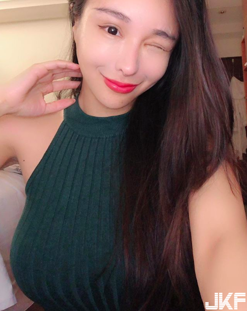 超狂萬姊出手啦！「躺著舔奶」神級乳量溢出！渾圓翹臀白皙美腿一起入鏡太香艷！