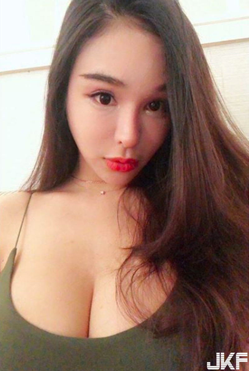 超狂萬姊出手啦！「躺著舔奶」神級乳量溢出！渾圓翹臀白皙美腿一起入鏡太香艷！
