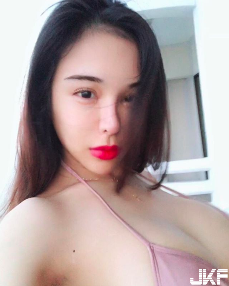 超狂萬姊出手啦！「躺著舔奶」神級乳量溢出！渾圓翹臀白皙美腿一起入鏡太香艷！