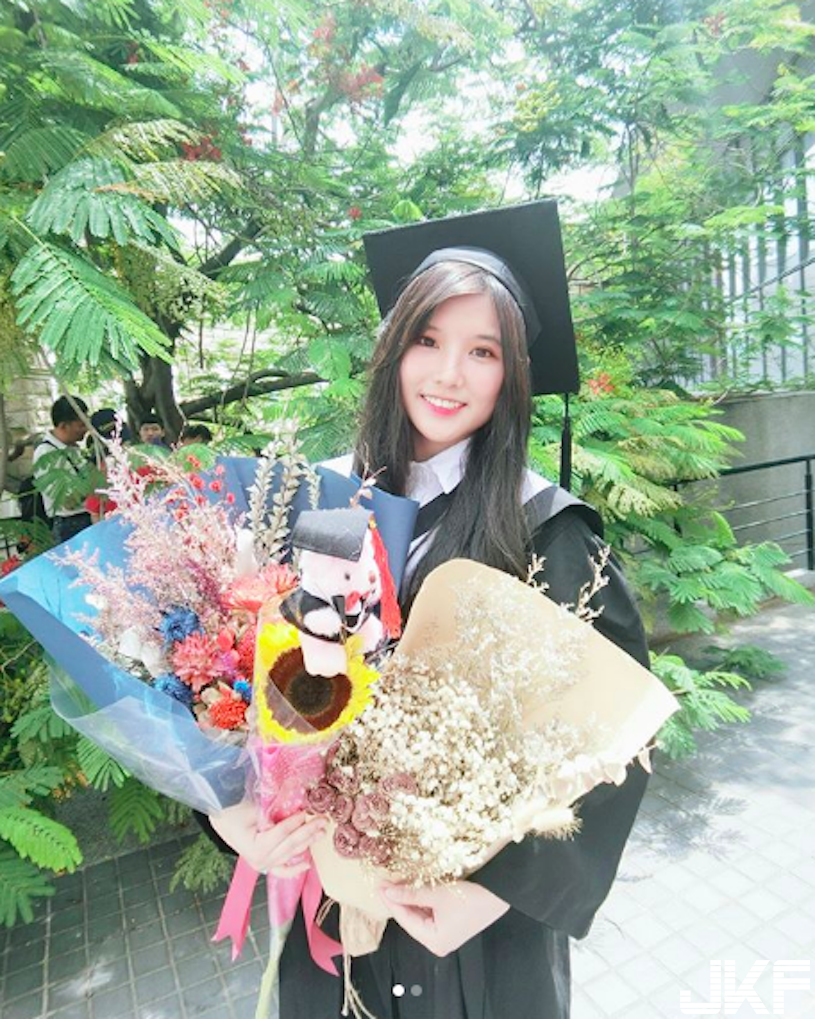 住、住手！捕獲「白嫩大奶正妹」沙灘喬小褲褲，畫面太美遊客都直不起腰了！