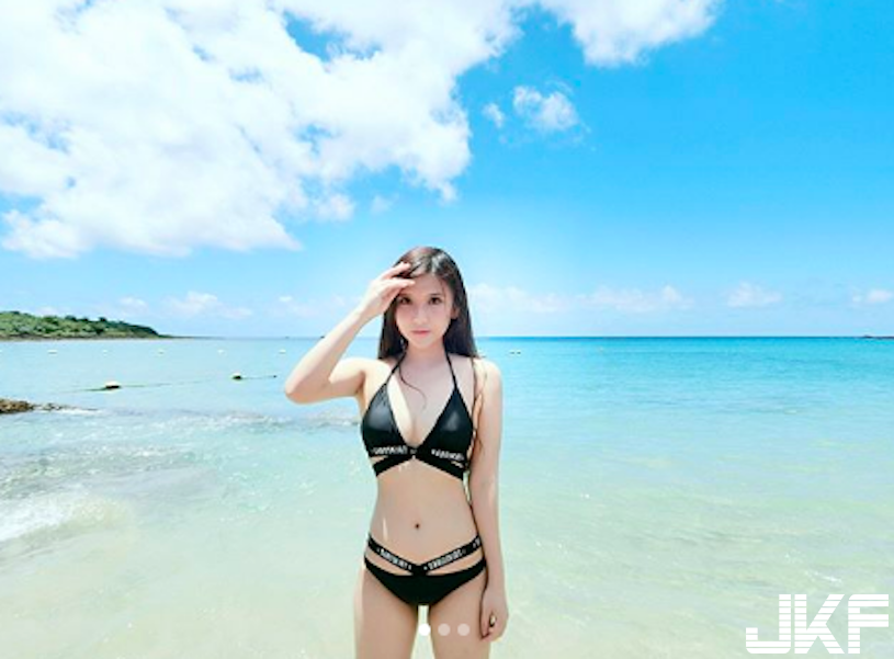 住、住手！捕獲「白嫩大奶正妹」沙灘喬小褲褲，畫面太美遊客都直不起腰了！