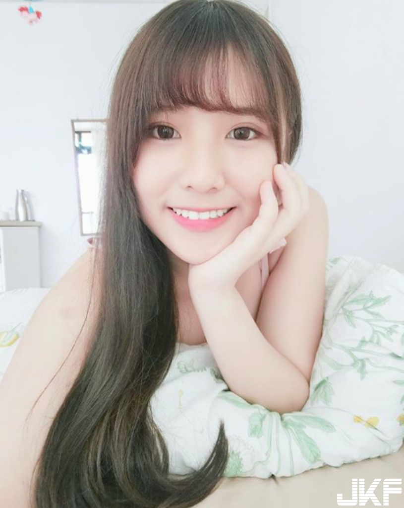 住、住手！捕獲「白嫩大奶正妹」沙灘喬小褲褲，畫面太美遊客都直不起腰了！