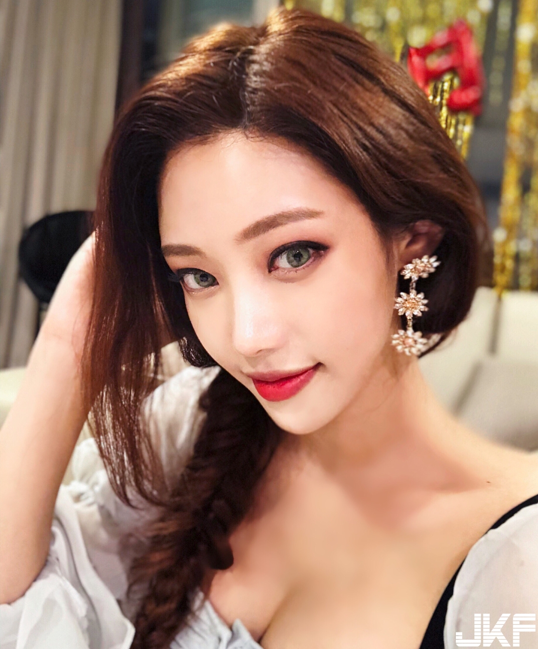 「性感姐姐」乳量滿滿貼身上衣快被撐壞！渾圓大奶球直接塞好塞滿！
