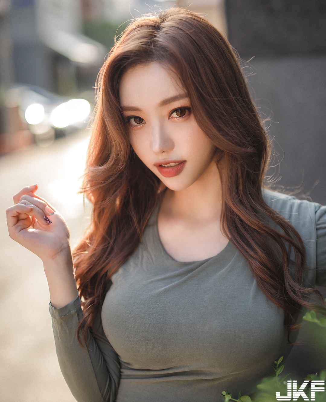 「性感姐姐」乳量滿滿貼身上衣快被撐壞！渾圓大奶球直接塞好塞滿！