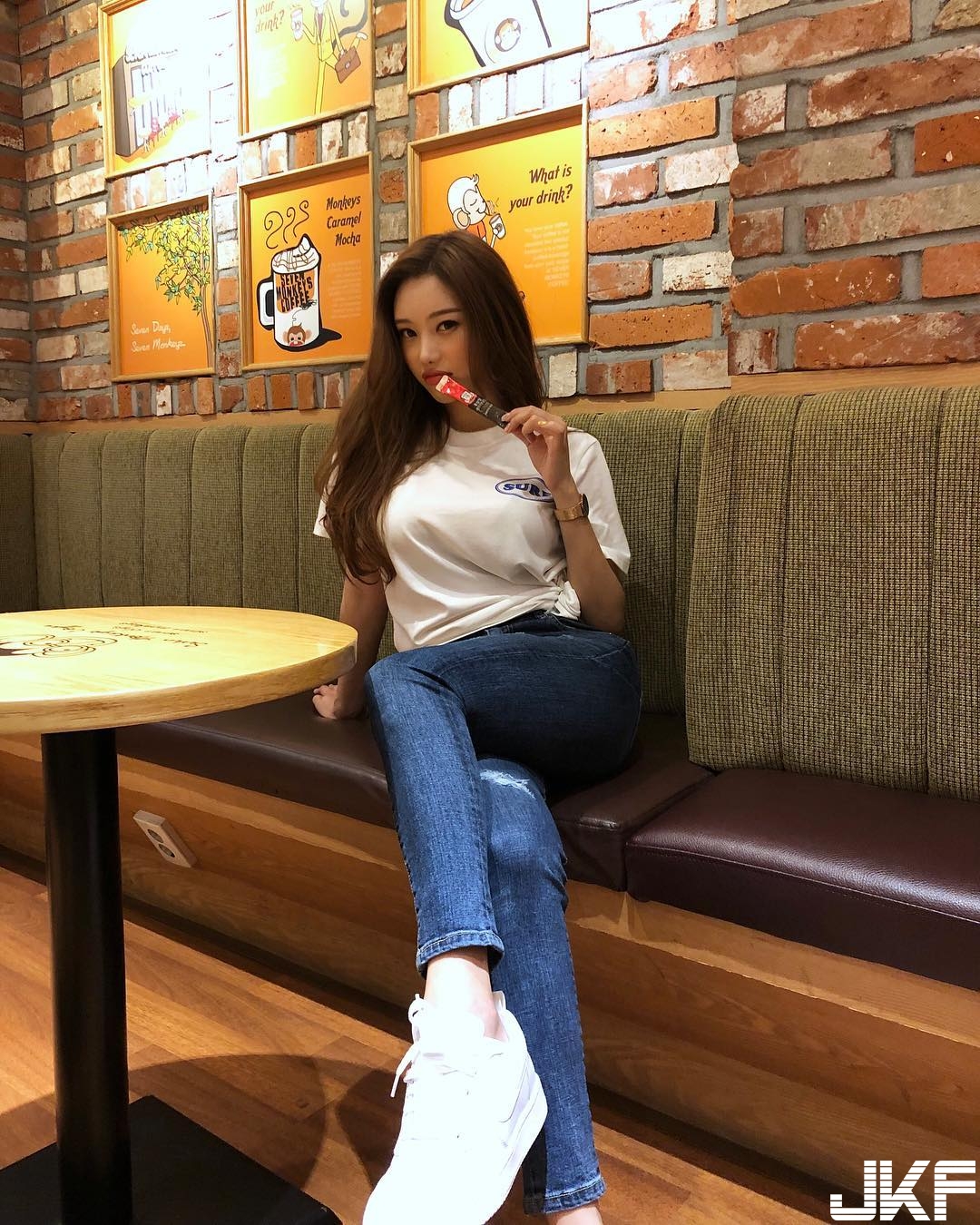 「性感姐姐」乳量滿滿貼身上衣快被撐壞！渾圓大奶球直接塞好塞滿！