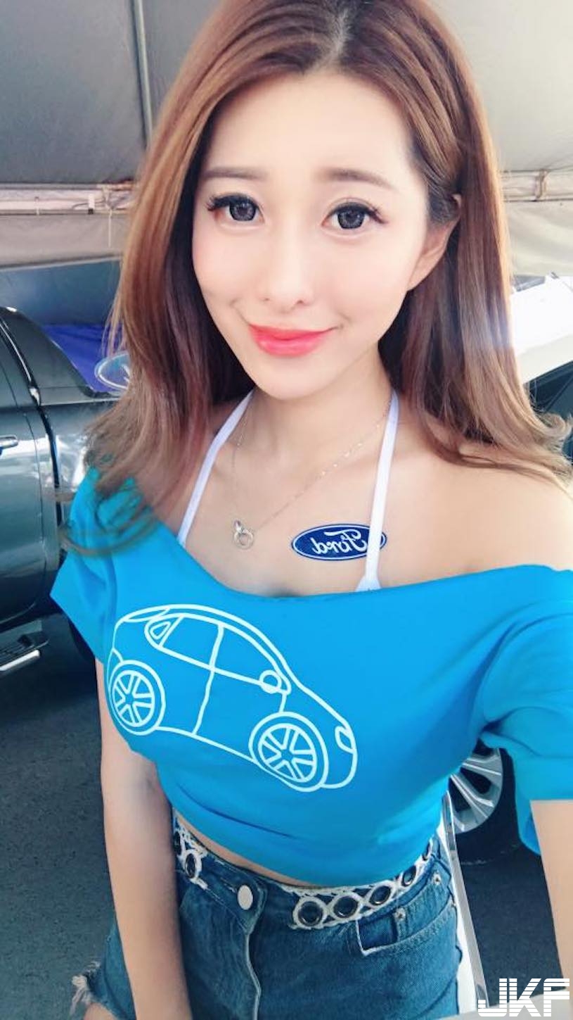 性感DJ「美乳超豐滿」，躺下時的深溝太誘人，一看就被迷暈了！