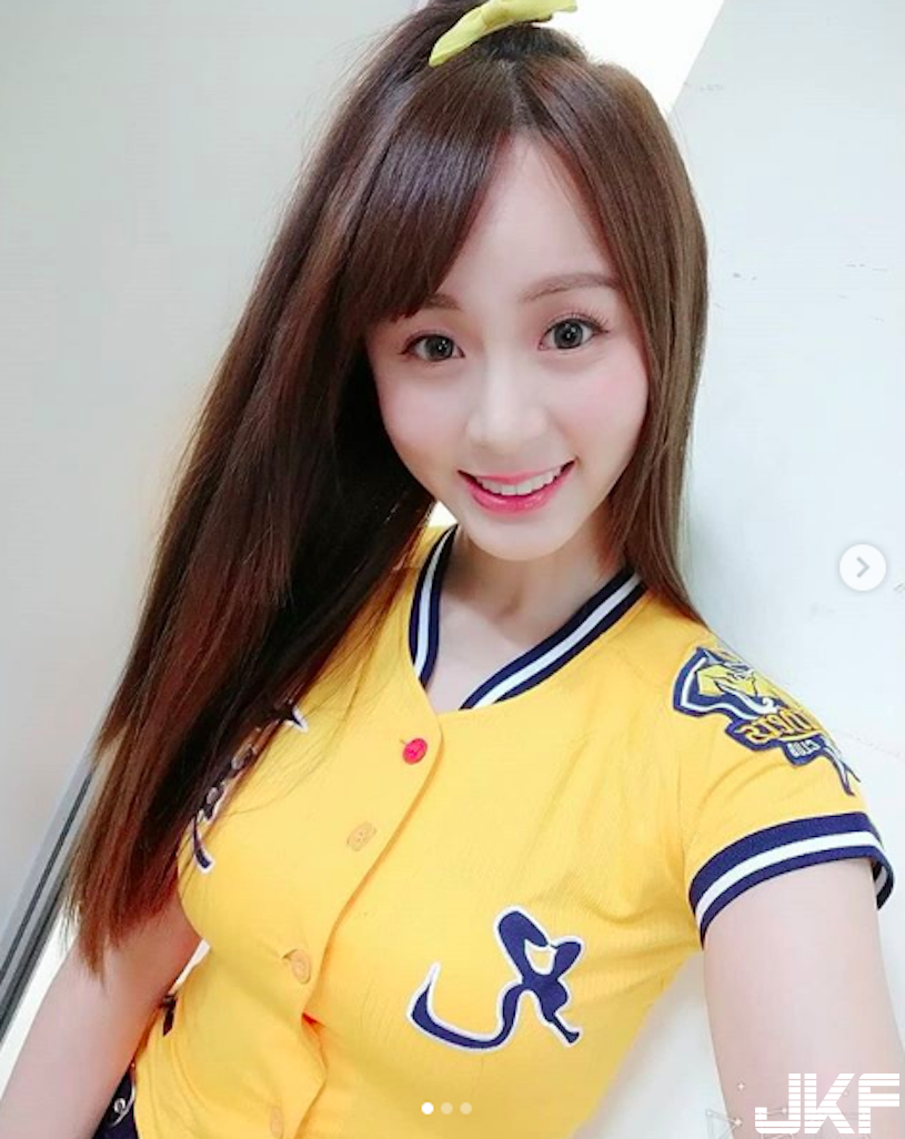 爆乳啦啦隊員「海邊性感解放」！養眼比基尼「白嫩美乳」超吸睛！