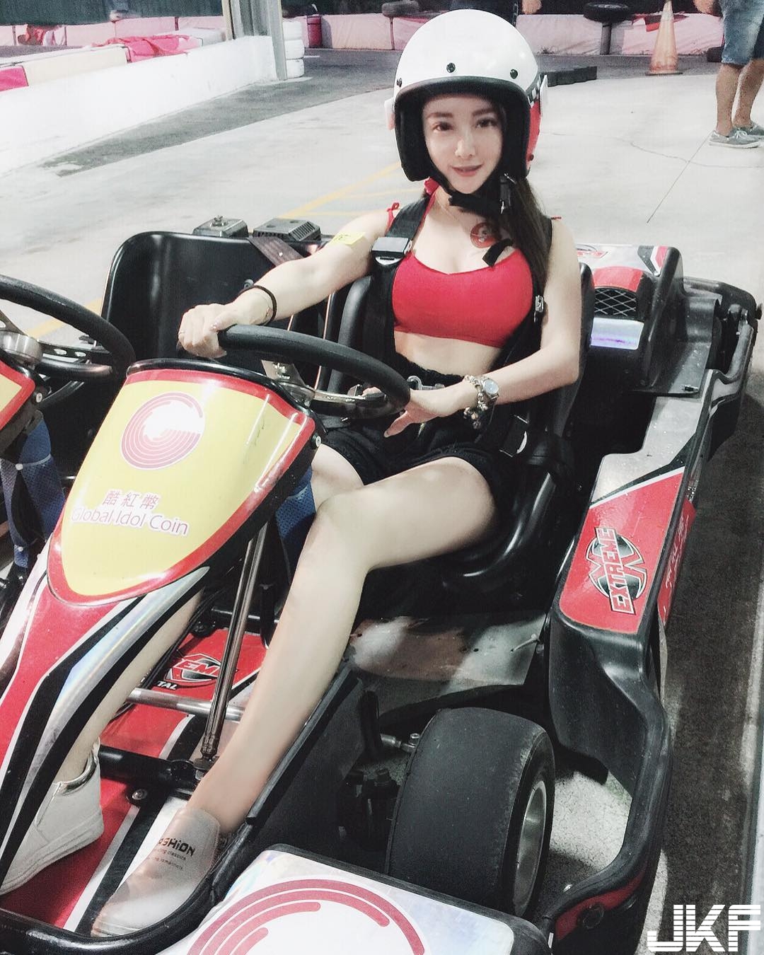 全速前進！甜美賽車女郎笑容讓人秒戀愛　超短熱褲秀出「逆天長腿」！