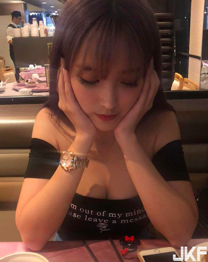 你的女朋友掉了！「正妹女友」掉床上還不快撿？「粉嫩美乳」的超強誘惑啊！