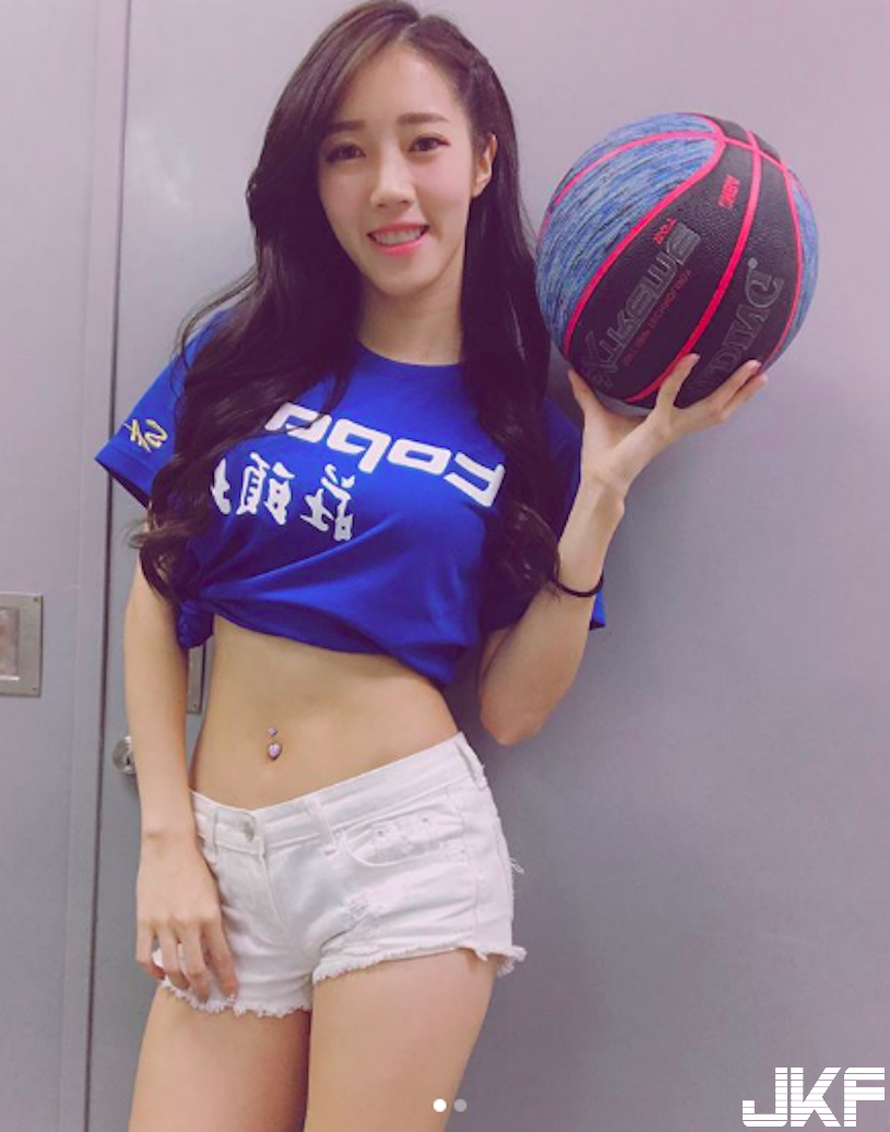 美乳舞者大開「內衣直播間」！台灣正妹「雪白嫩乳」超火辣畫面乾爹們都要暴動拉！