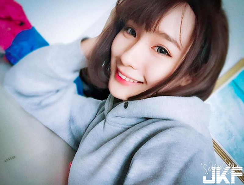 樂華夜市驚見「爆乳正妹」！超甜笑容＋白嫩美乳，低頭吃鍋「豆腐跑出來」啦！