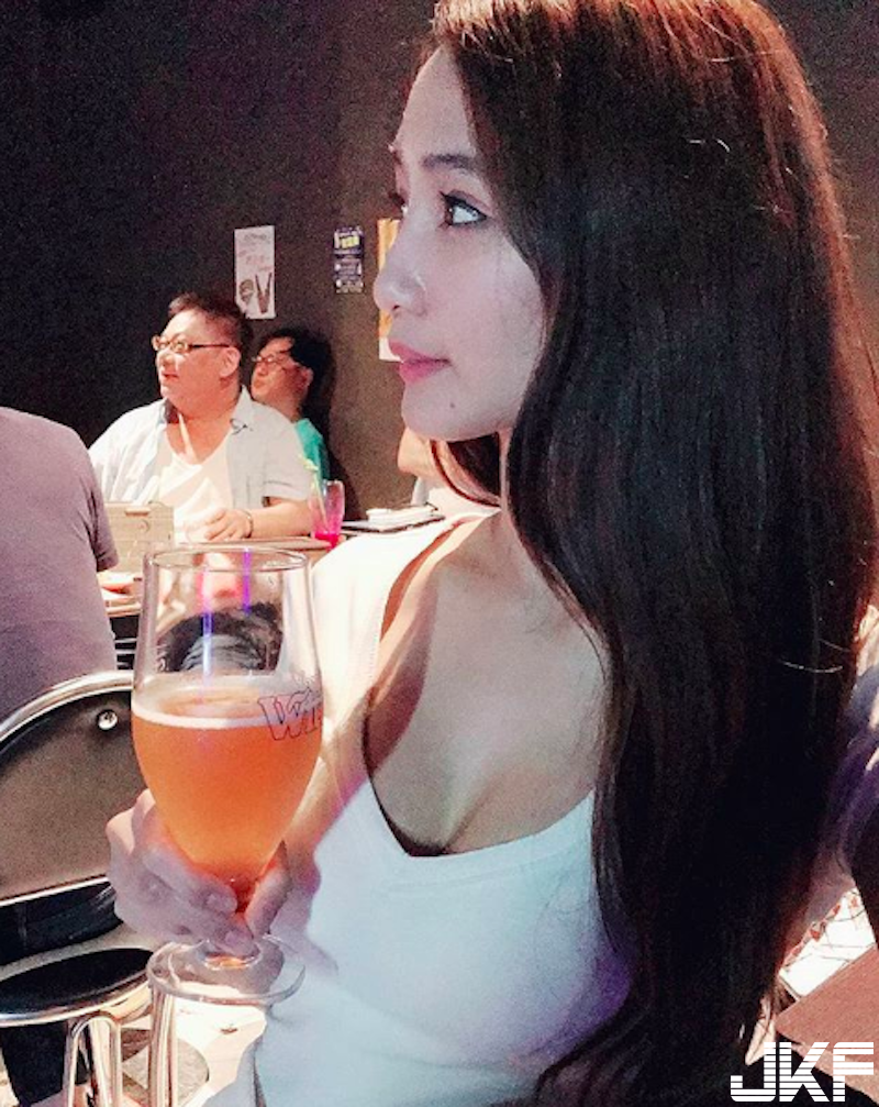 樂華夜市驚見「爆乳正妹」！超甜笑容＋白嫩美乳，低頭吃鍋「豆腐跑出來」啦！